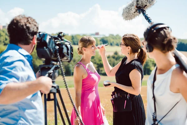 Model w makijażu podczas wideo strzelać na produkcji zestaw — Zdjęcie stockowe