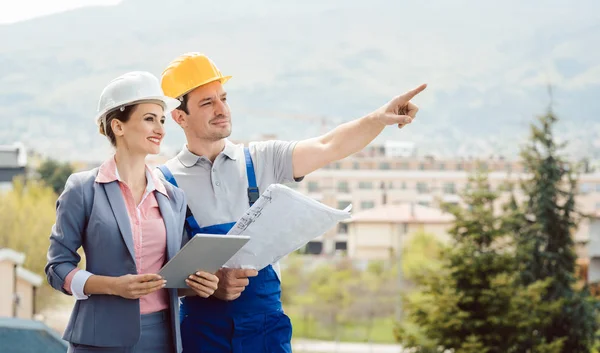 Arquiteto e construtor desenvolvendo ideias para o projeto de construção — Fotografia de Stock