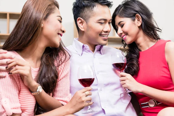 Mulheres bonitas gostando de bebidas com o jovem — Fotografia de Stock
