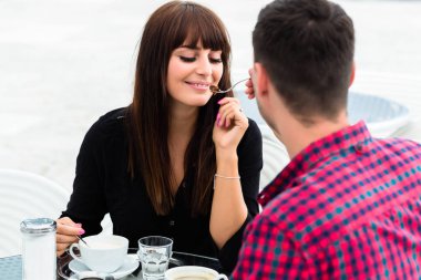 Adam beslenme hisr kız