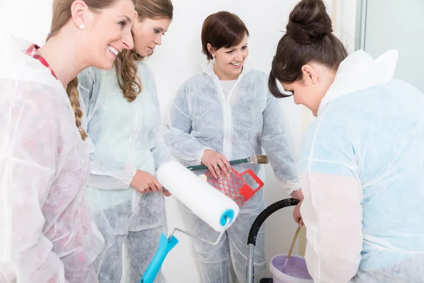 Group of female friends renovating the house — Stock Photo, Image