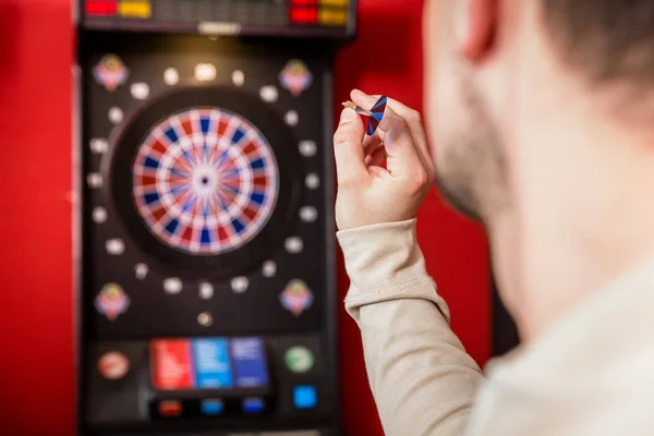 Homem contra alvo dartboard — Fotografia de Stock