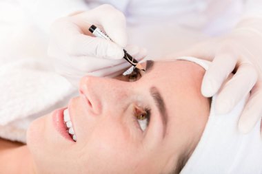 Kadının kaşları salonda üzerinde sanatçı makyaj