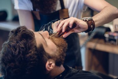 El kesme sırasında makas kullanarak berber