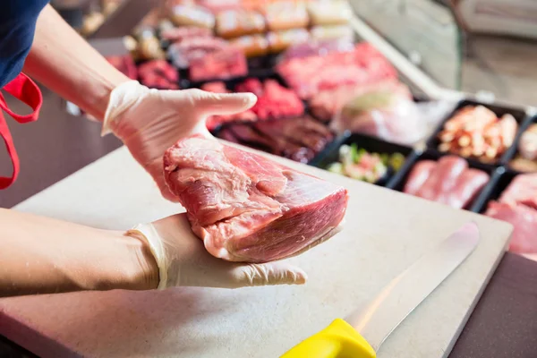 Mujer en carnicería vendiendo filete de carne — Foto de Stock