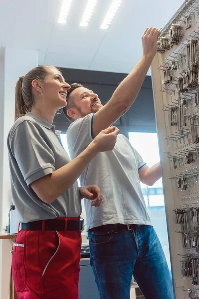 Muž a žena klíčové výrobce v jejich obchodě — Stock fotografie