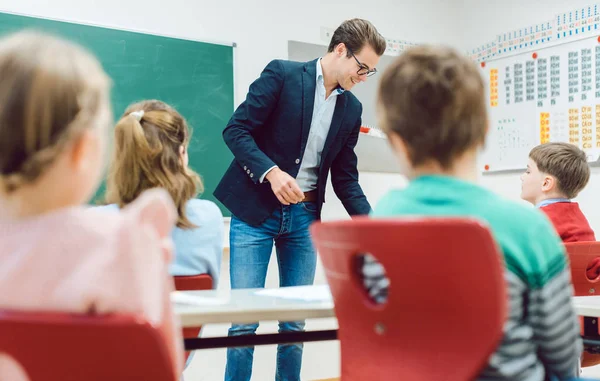 老师把笔试还给全班同学 — 图库照片