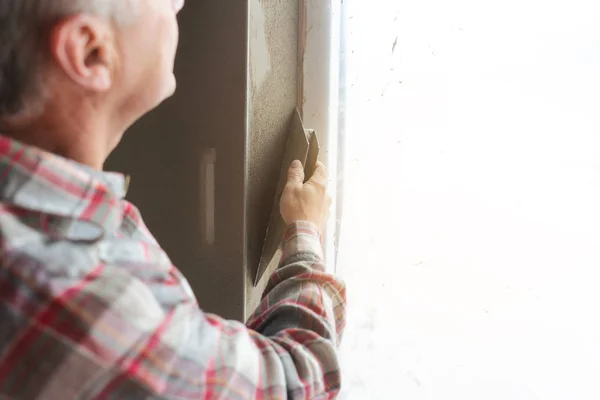 Bir pencere açılması çalışma sıvacı — Stok fotoğraf