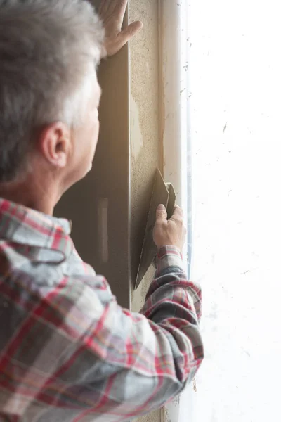 Murare arbetar på en fönsteröppningen — Stockfoto