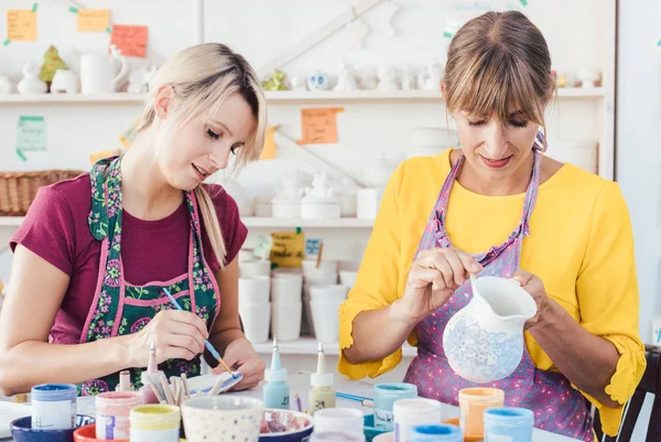 Két nő saját kerámia edények Diy műhelyben festés — Stock Fotó