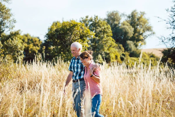 Senior man and woman enjoying themselves and nature having walk — Stock Photo, Image