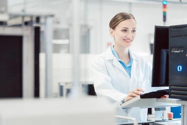 Engineer operating manufacturing line in electronics factory — Stock Photo, Image