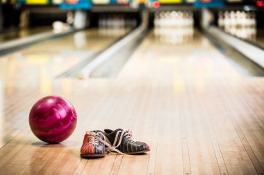 Ayakkabı ve top bowling
