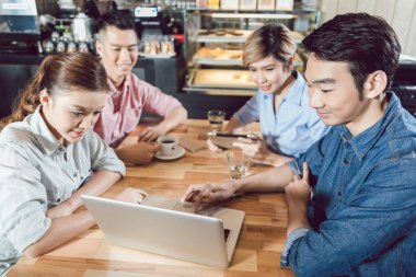 Arkadaşlar laptop kullanarak Cafe