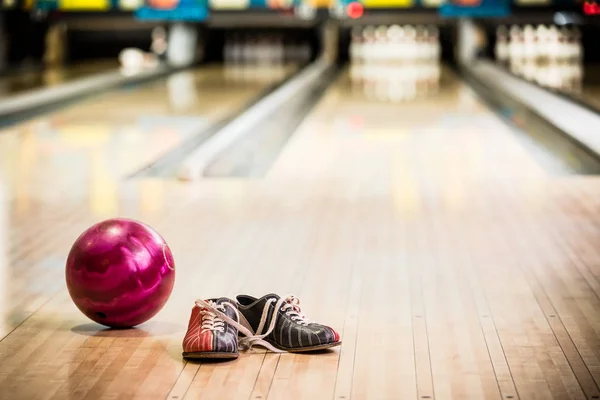 Chaussures de bowling et ballon — Photo