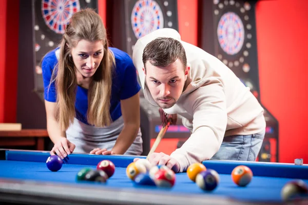 Pareja joven jugando billar — Foto de Stock