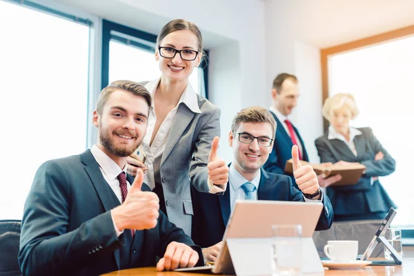 Successful businesspeople working as a team in the office — Stock Photo, Image
