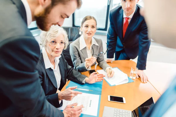 Gente de negocios durante la negociación de un acuerdo de discusión — Foto de Stock