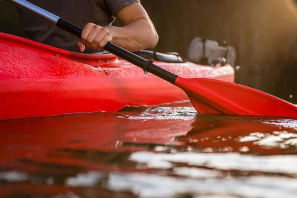 Primer plano de un hombre remando en kayak —  Fotos de Stock