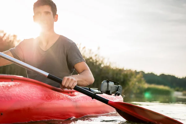 Kayak uomo in giornata di sole sul lago — Foto Stock