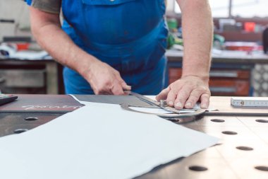 Metalworker ile metal şerit ölçme açı ölçme aygıtı