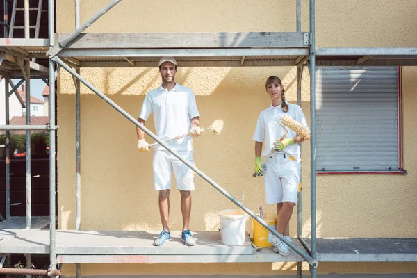 Achteraanzicht van werkende man en vrouw schilder — Stockfoto