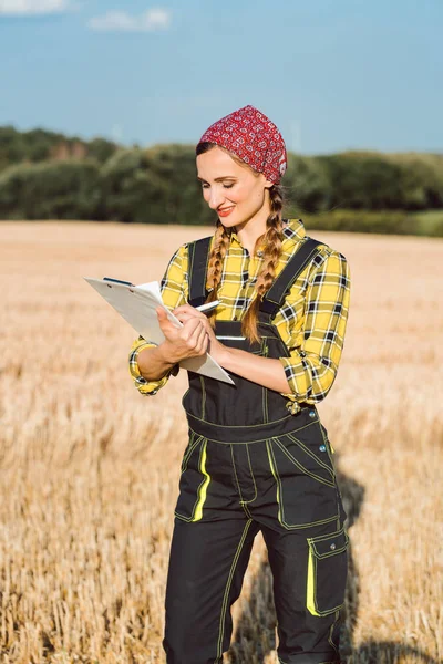 Farmer doing business administration on the field — Stock Photo, Image