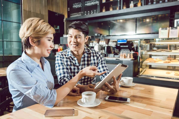 Gelukkige jonge paar zitten in de coffeeshop — Stockfoto