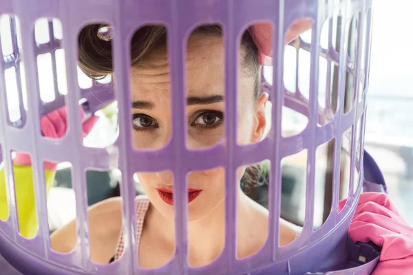Housewife needs to break free from the prison that is her life — Stock Photo, Image