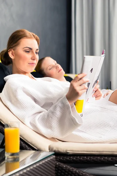 Mujer leyendo libro de revista en spa — Foto de Stock