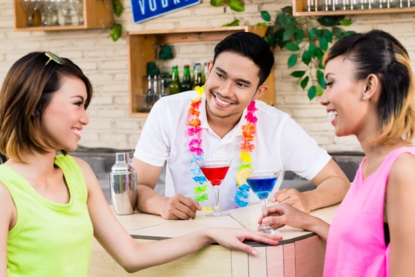 Due donne che fanno cocktail party nel bar — Foto Stock