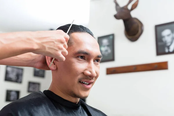 发型师梳理客户的头发 — 图库照片