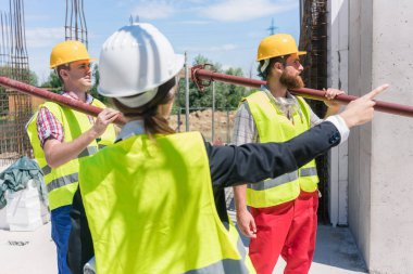 Koordinasyon ve şantiye işçi rehberlik kadın ustabaşı