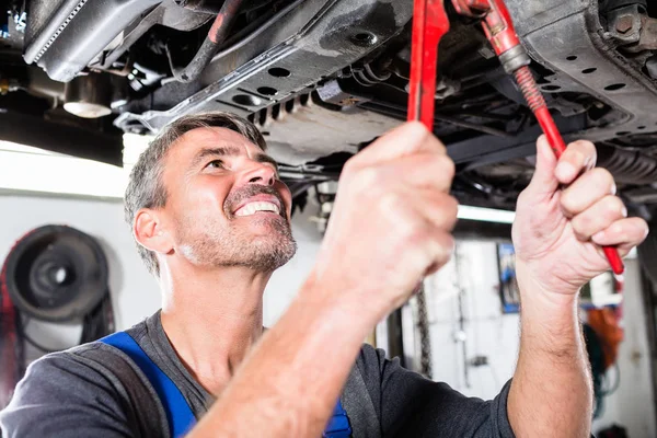 Mosolygó érett férfi javítása az autó — Stock Fotó