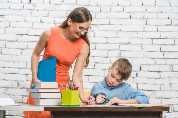 Enseignant aidant l'élève dans une tâche difficile à l'école — Photo