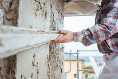 Sıvacı sıva bir cephe üzerinde yumuşatma