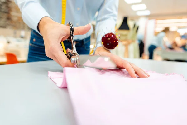Tailor cutting fabric with scissors — Stock Photo, Image