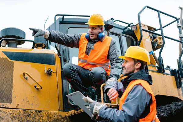 Werknemer met zware opgraving machines in mijnbouw operatie — Stockfoto