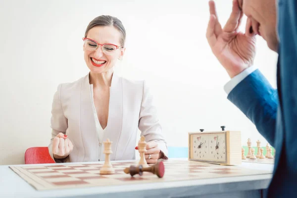 चांगल्या धोरणामुळे बुद्धिबळ जिंकणारी व्यवसाय महिला — स्टॉक फोटो, इमेज