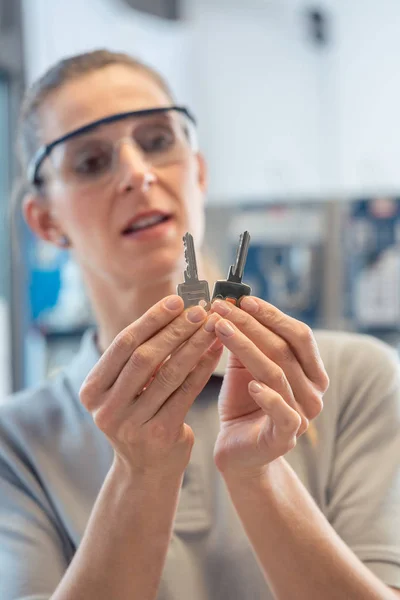 Vrouw bij belangrijke cutter shop kijken naar lege cellen — Stockfoto