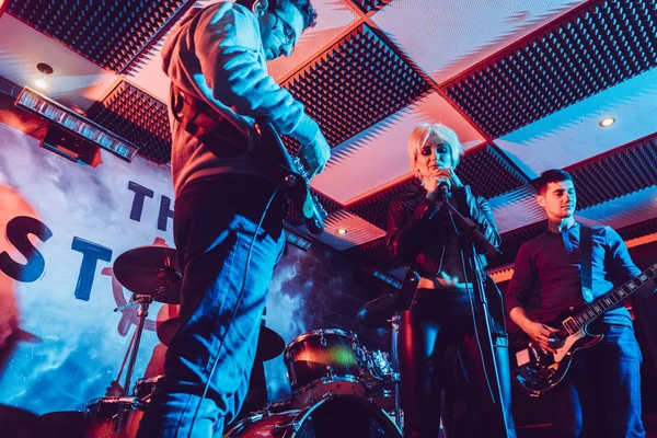 Banda tocando no palco fazendo música — Fotografia de Stock