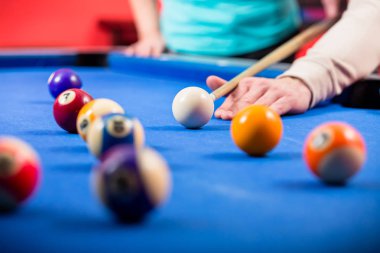 Üzerinde mavi bir bilardo masası Bilardo oynayan adam