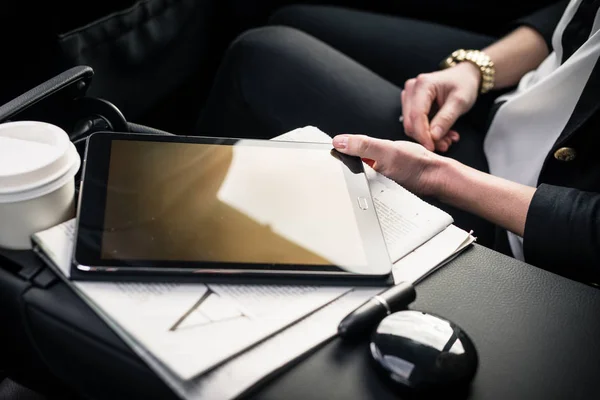 坐在汽车接触数字平板电脑上的女商人 — 图库照片