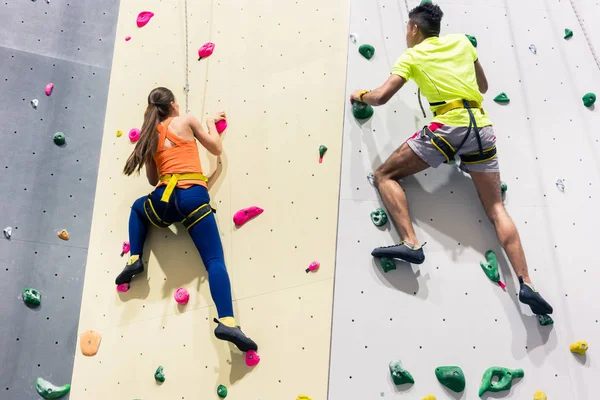 Gente deportiva escalando la pared —  Fotos de Stock