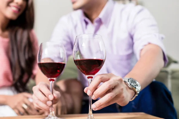 Hombre colocando anteojos de vino en la mesa —  Fotos de Stock