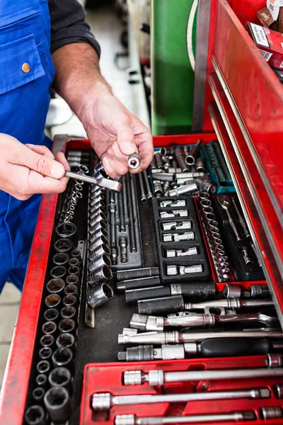 Mecánico automático sosteniendo herramientas de trabajo de caja de herramientas — Foto de Stock