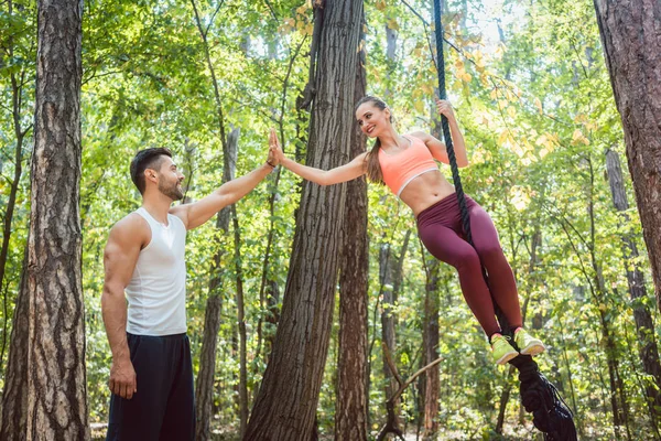 Мужчина поздравляет свою девушку с завершением фитнес-упражнений — стоковое фото