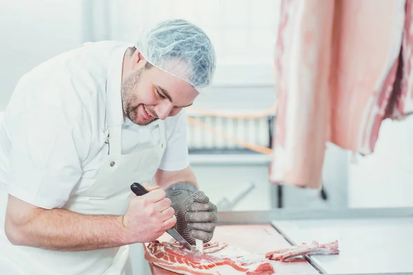 肉は肉屋で人間によって処理されています。 — ストック写真