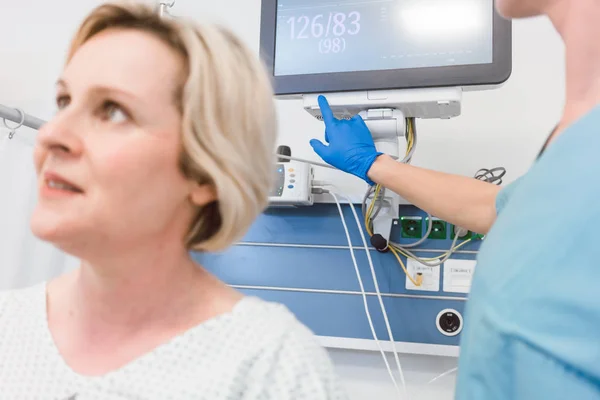 Paziente in sala di ricovero del moderno ospedale — Foto Stock