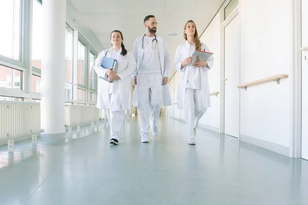 Médecins, deux femmes et un homme, à l'hôpital — Photo